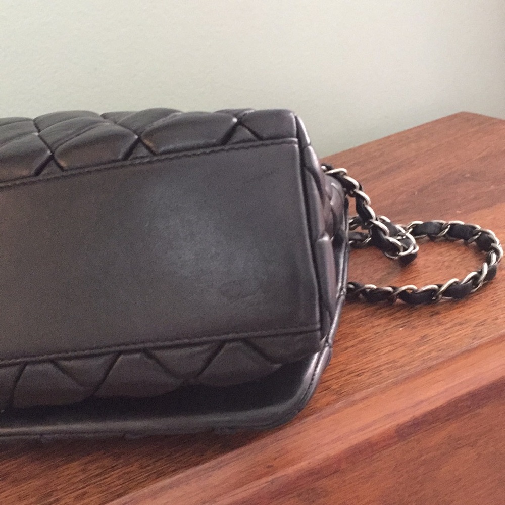 CHANEL quilted bubble flap - Picture 3 of 8